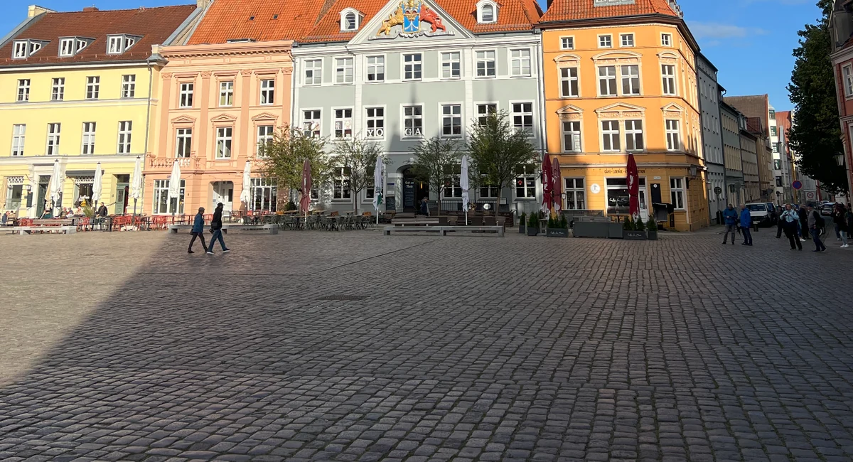Historische Giebelhäuser am Alten Markt in Stralsund
