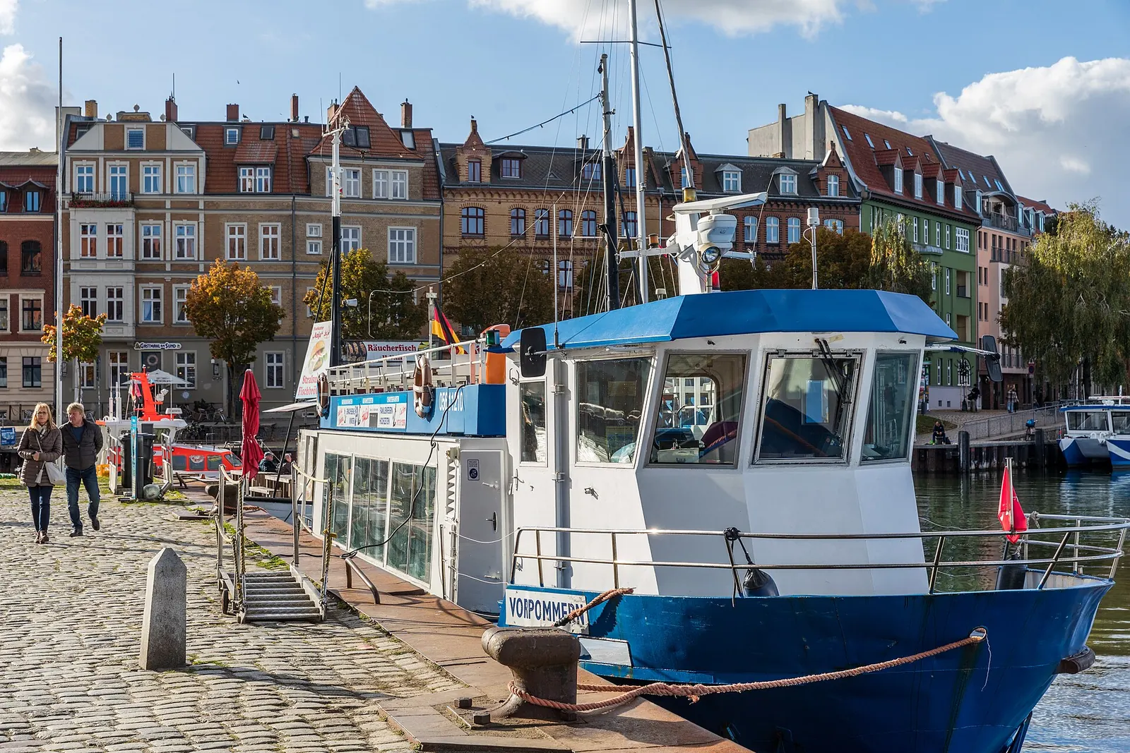Fahrgastschiff im Hafen von Stralsund