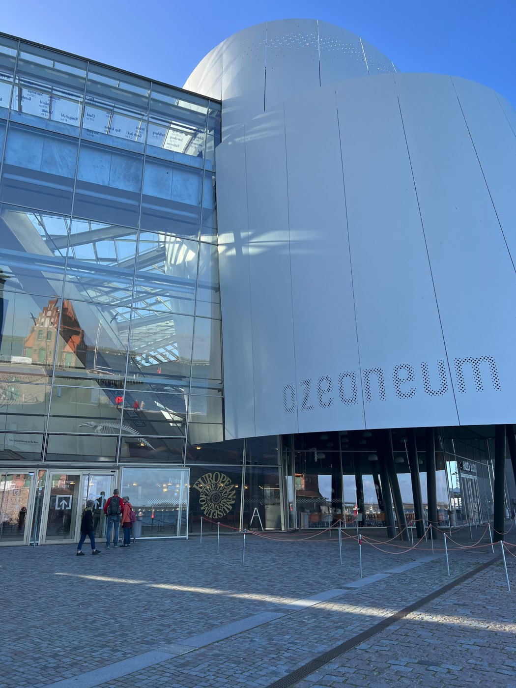 Ozeaneum Stralsund mit markanter weißer Fassade und gläsernem Eingangsbereich