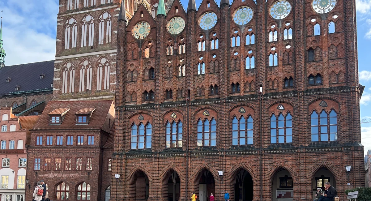 Stralsunder Rathaus und Nikolaikirche am Alten Markt