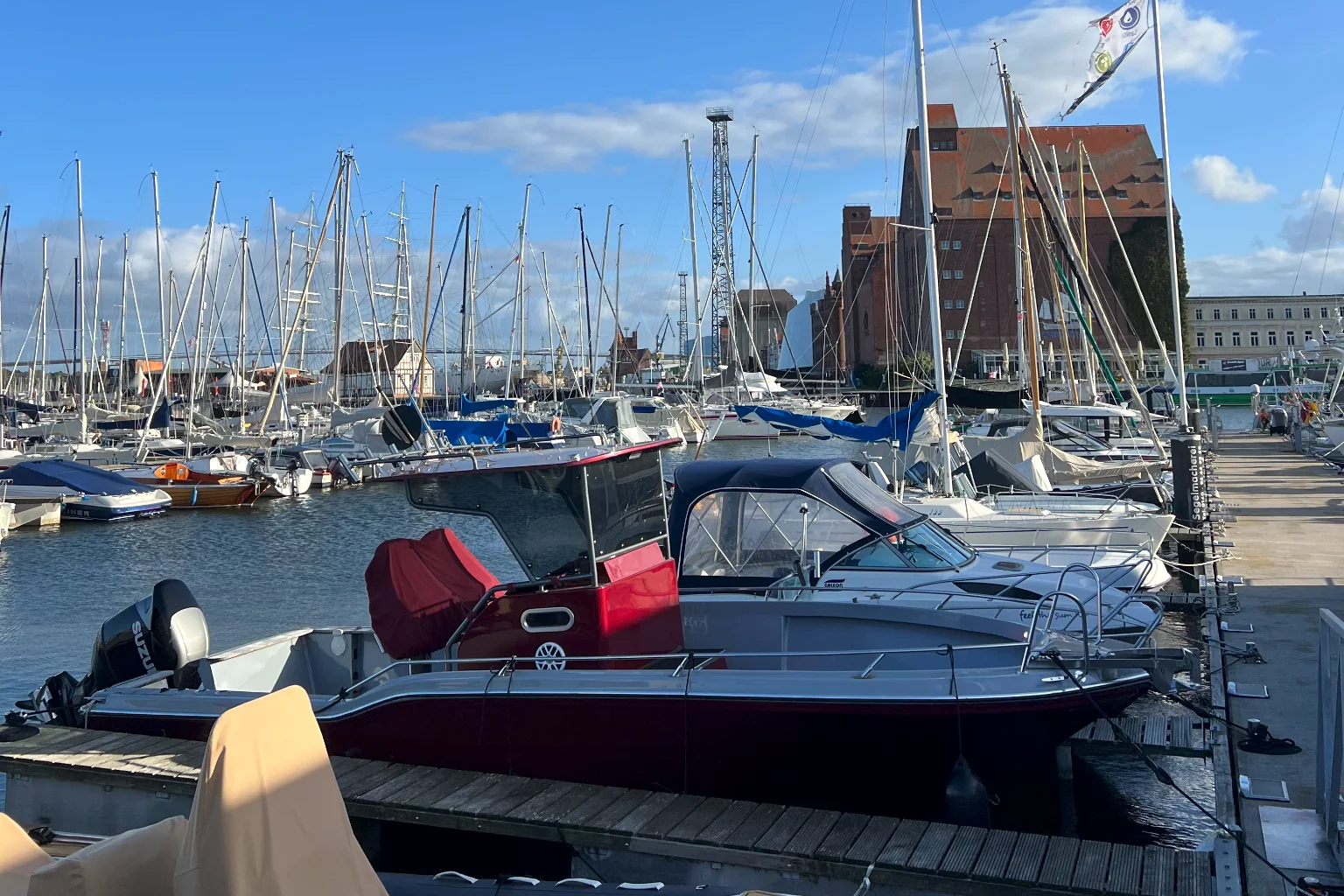 Motorboote und Segelboote am Steg im Stralsunder Hafen
