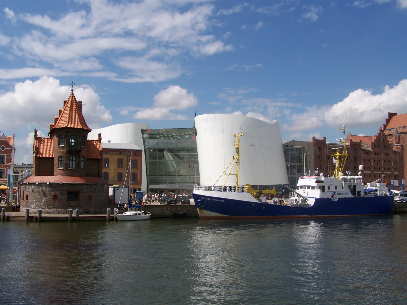 Ozeaneum am Hafen von Stralsund