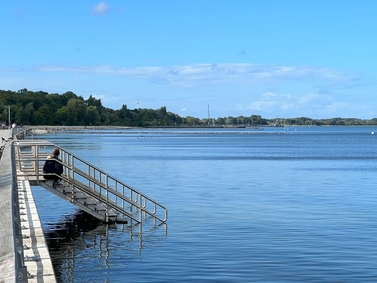 Badetreppe am Strandbad Stralsund mit Blick über den Strelasund